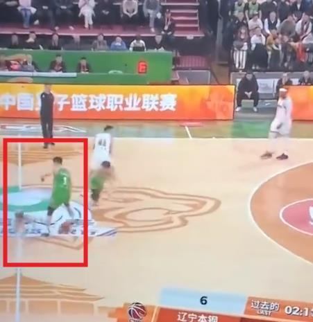 开云官网-什么情况？辽粤大战争议画面曝光 徐杰被撞倒 技术台人员竟鼓掌