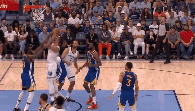 开云体育-多次判罚引发争议 灰熊勇士的江湖恩怨未完待续