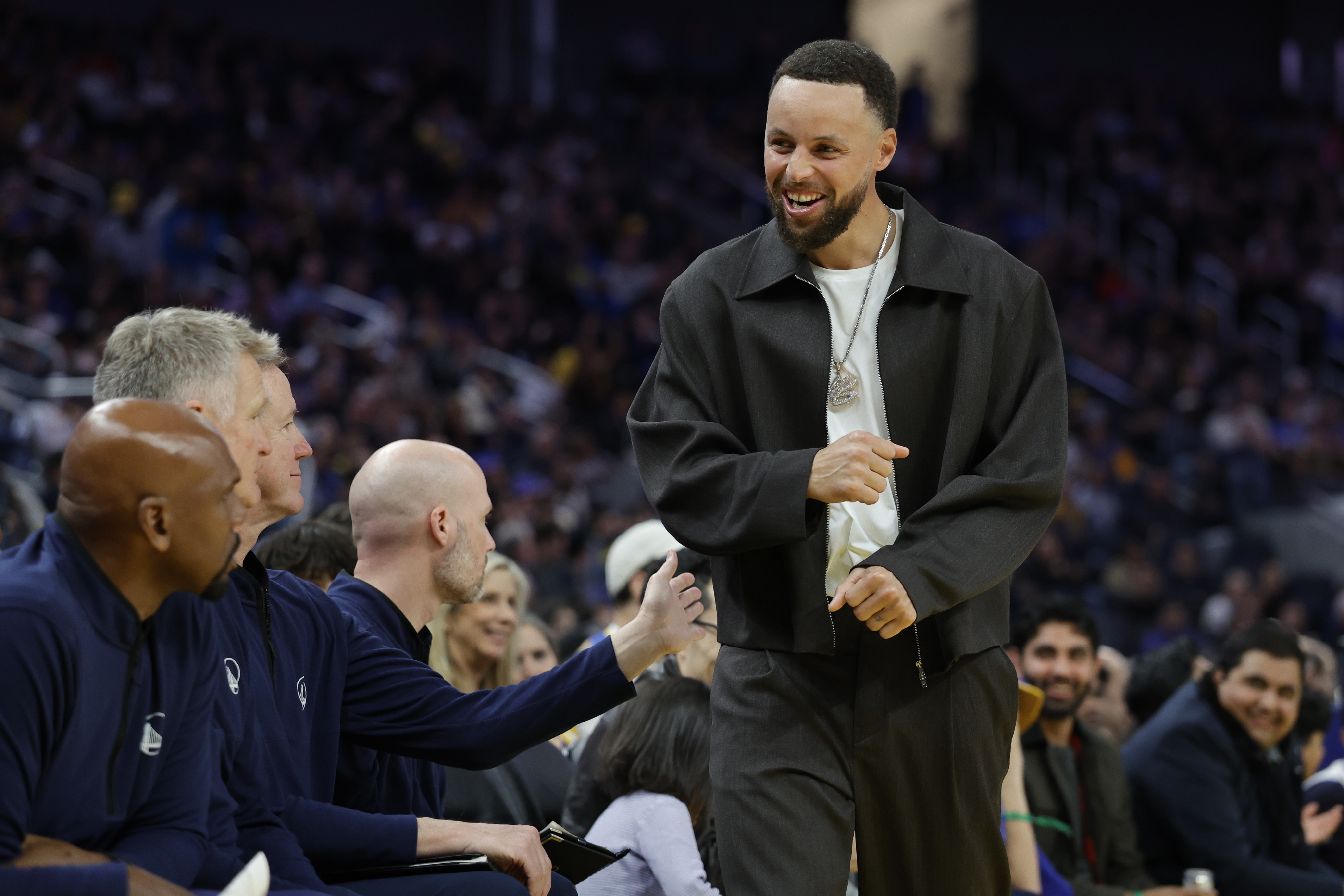 科尔：库里今早进行了个人训练 他随队出征客场能提升士气