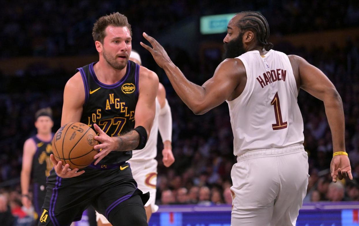 体育平台-湖人四连胜锁定季后赛，四人携手刷爆纪录，骑士在下一盘大棋？